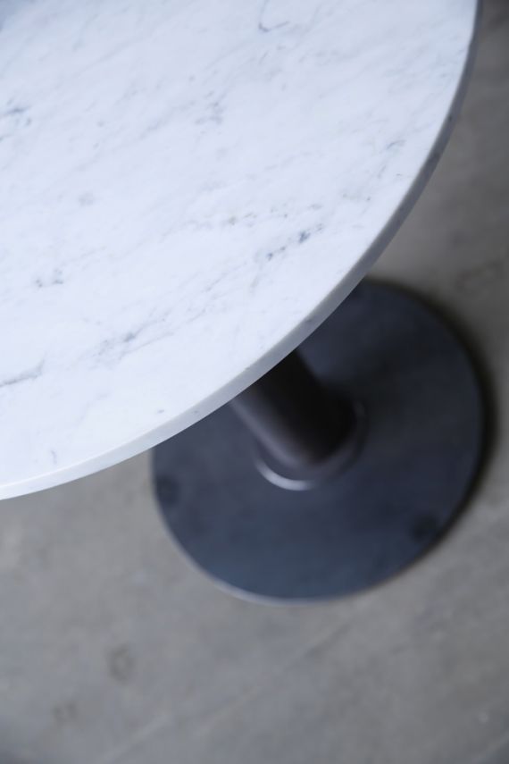 Apollo – a café table in marble, teak or oak by Heerenhuis